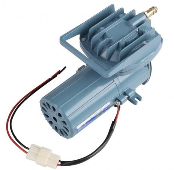 Pompe à air silencieuse pour aération des bassins aquacoles, assurant une oxygénation efficace pour la santé des poissons.